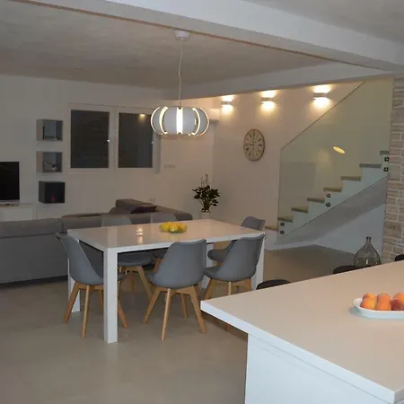 Apartment Leslie Villa Mali Iz